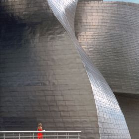 Frau in Rot vor Guggenheim-Museum in Farbe