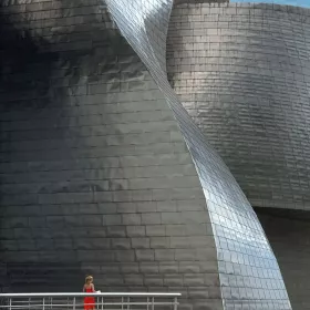 Frau in Rot vor Guggenheim-Museum